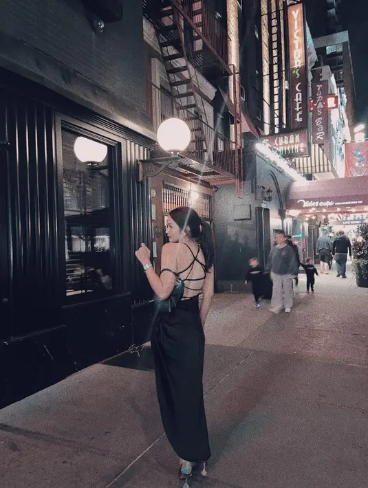 Pesona memikat Enzy Storia tampil simpel dengan backless dress berwarna hitam. Penampilannya ini bisa jadi inspirasi untuk tampil ke dinner date dengan pasangan. [Foto: Instagram/enzystoria]