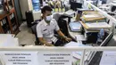 Pegawai Badan Kepegawaian Daerah DKI Jakarta menyelesaikan pekerjaannya di Kantor Balai Kota DKI Jakarta, Kamis (11/2/2021). Kementerian PANRB secara resmi melarang seluruh ASN bepergian ke luar kota saat libur Imlek guna mencegah penyebaran dan penularan COVID-19. (Liputan6.com/Johan Tallo)