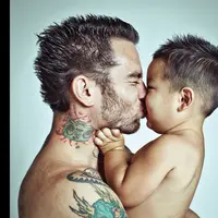 Lihatlah video berikut dan kamu akan menjadi saksi betapa ayahmu sangat mencintaimu.