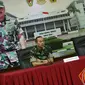 Kapuspen TNI Mayjen Sisriadi dan Danpom TNI Mayjen TNI Dedy Iswanto menerangkan video mobil berpelat TNI membawa logistik kampanye Prabowo, Jakarta, Jumat (22/3). TNI menyebut nomor pelat itu tak sesuai jenis kendaraan TNI. (Liputan6.com/ImmanuelAntonius)