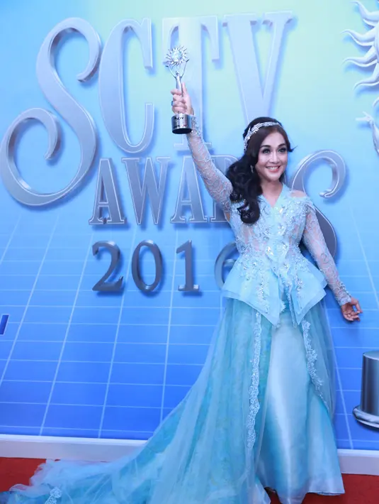 Meski telah mengoleksi banyak piala, ibu satu anak itu tidak terlalu muluk dalam memikirkan kariernya.  Baginya, saat bekerja itu harus dengan sepenuh hati. Dan bisa memberi pelajaran pada adik-adiknya. (Adrian Putra/Bintang.com)