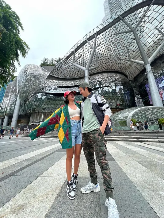 Berkeliling Singapura, Shenina memiliki sneakers Nike dan snapback sebagai sentuhan terakhir (instagram/shenacinnamon)