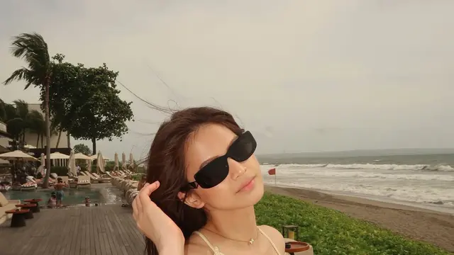 Liburan di Bali, Maudy Effrosina Curi Atensi dengan Tren Lingrie yang Stylish