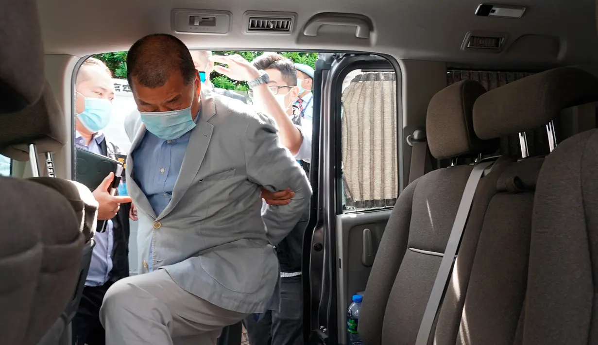 Taipan media Hong Kong, Jimmy Lai masuk ke dalam mobil setelah ditangkap di rumahnya di Hong Kong, Senin (10/8/2020). Pendiri surat kabar lokal Apple Daily itu ditangkap atas tuduhan pelanggaran Undang-Undang Keamanan Nasional Hong Kong karena dianggap berkolusi dengan kekuatan asing. (AP Photo)