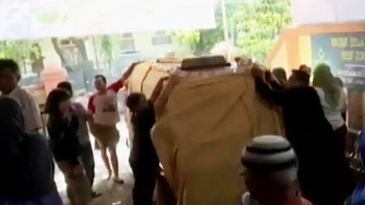 Melahirkan di Dalam Angkot