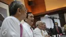 Menko Polhukam Luhut Panjaitan memberi keterangan soal pencatutan namanya dalam negosiasi Ketua DPR Setya Novanto-Freeport, di Jakarta, Kamis (19/11). Luhut menyebut dirinya tak tahu menahu dan tak pernah bicara urusan saham. (Liputan6.com/Faizal Fanani)