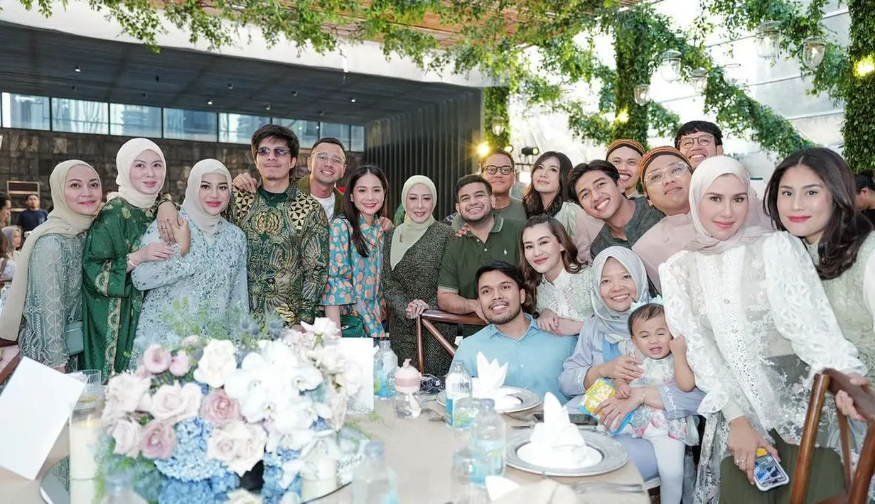 Nagita Slavina tampil playful kenakan blus warna hijau teal dengan pola berwarna peach. [@aaliyah.massaid].