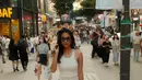 Azizah Salsha jinjing Chanel 22 Mini untuk outfit white on denim yang super kasual [@azizahsalsha_]