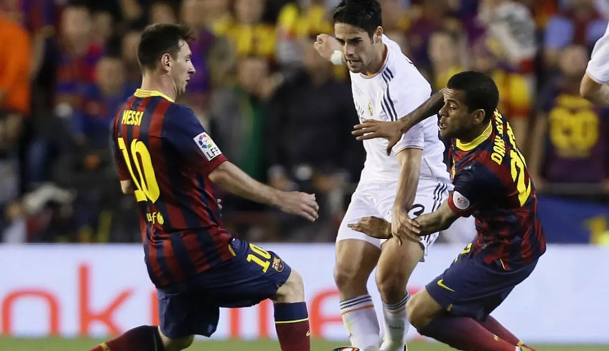 Dua pemain Barcelona, Lionel Messi (kiri) dan Dani Alves berusaha menahan laju serangan Real Madrid yang dibangun dari kaki Isco saat kedua tim berlaga di laga final Piala Raja, di stadion Mestalla, Valencia (17/4/2014). (AFP PHOTO/CESAR MANSO)