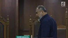 Mantan Hakim Mahkamah Konstitusi, Patrialis Akbar saat menjalani sidang permohonan PK ke Mahkamah Agung di Pengadilan Negeri Jakarta Pusat, Kamis (8/11). Sidang beragenda pengajuan bukti baru yang diajukan pihak pemohon. (Liputan6.com/Helmi Fithriansyah)