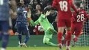 Gelandang Arsenal Bukayo Saka gagal mencetak gol di depan kiper Liverpool Alisson pada leg pertama semifinal Piala Liga Inggris di Stadion Anfield, Jumat (14/1/2022) dinihari WIB. Arsenal dipkasa bermain imbang tanpa gol oleh Liverpool. (AP Photo/Jon Super)