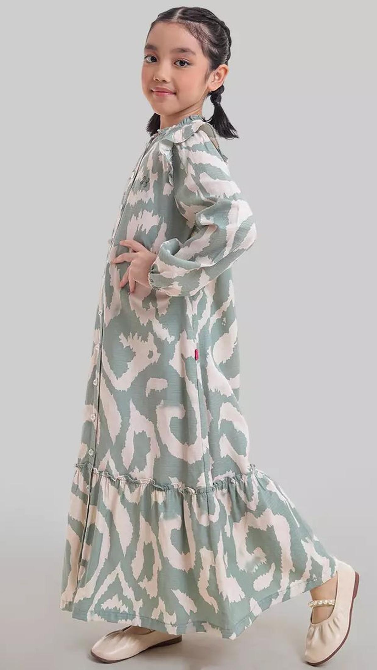 <b>Gamis dengan Motif dan Sentuhan Ruffle dari EXIT&nbsp;</b>