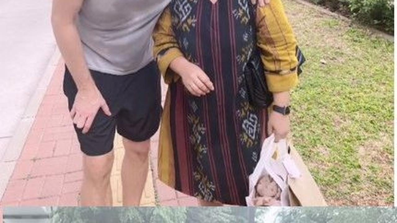 Wanita Ini Foto Bareng dan Dirangkul Chris Martin Coldplay di Jalan, Sukses Bikin Iri Warganet