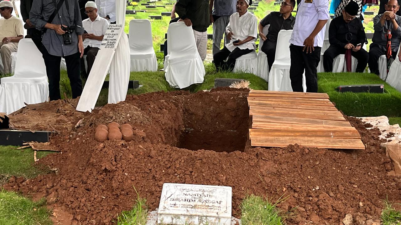 Suasana Pemakaman Suami Najwa Shihab di TPU Jeruk Purut