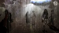 Pengunjung melihat seni instalasi karya sembilan matahari pada acara Jakarta Wave of Tomorrow 2018 di Tribrata Grand Ballroom, Jakarta, Sabtu (20/10). Festival seni instalasi berbasis teknologi digelar pada 19-28 Oktober 2018. (Liputan6.com/Fery Pradolo)