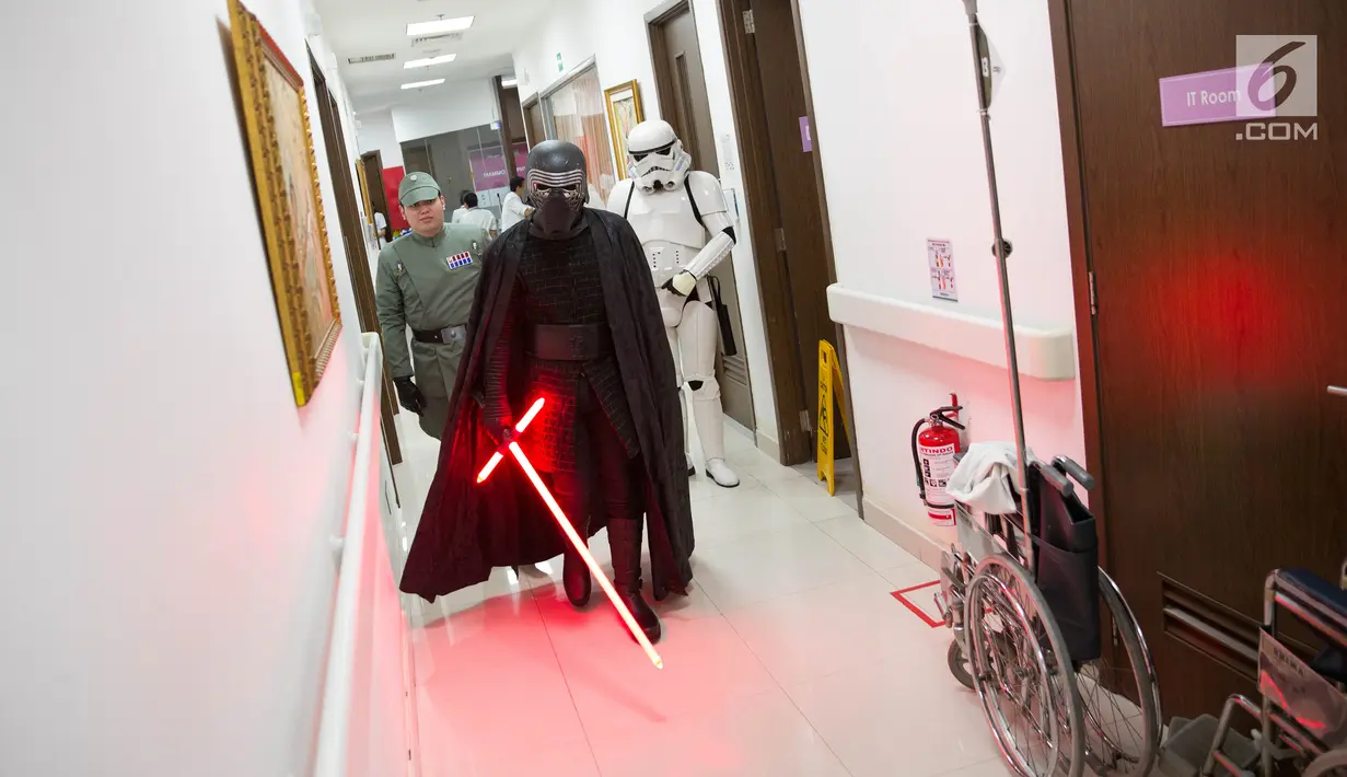 Sejumlah karakter film Star Wars berjalan di lorong saat menghibur pasien di Siloam Hospitals TB Simatupang, Jakarta Selatan, Sabtu (6/4). Kehadiran karakter Star Wars ini untuk menghibur para pasien, khususnya anak-anak di rumah sakit tersebut. (Liputan6.com/Faizal Fanani)