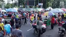 Penjaja makanan melintas saat pelaksanaan Car Free Day di kawasan Senayan, Jakarta, Minggu (8/10). Tidak adanya sekat dengan PKL, mengakibatkan aktivitas pengunjung yang ingin berolahraga kurang leluasa. (Liputan6.com/Fery Pradolo)