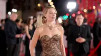 Margot Robbie Tak Lagi Tampil bak Barbie, Muncul Lebih Berani dengan Kalung Berlian Taj Mahal