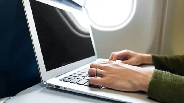 Laptop di Dalam Pesawat
