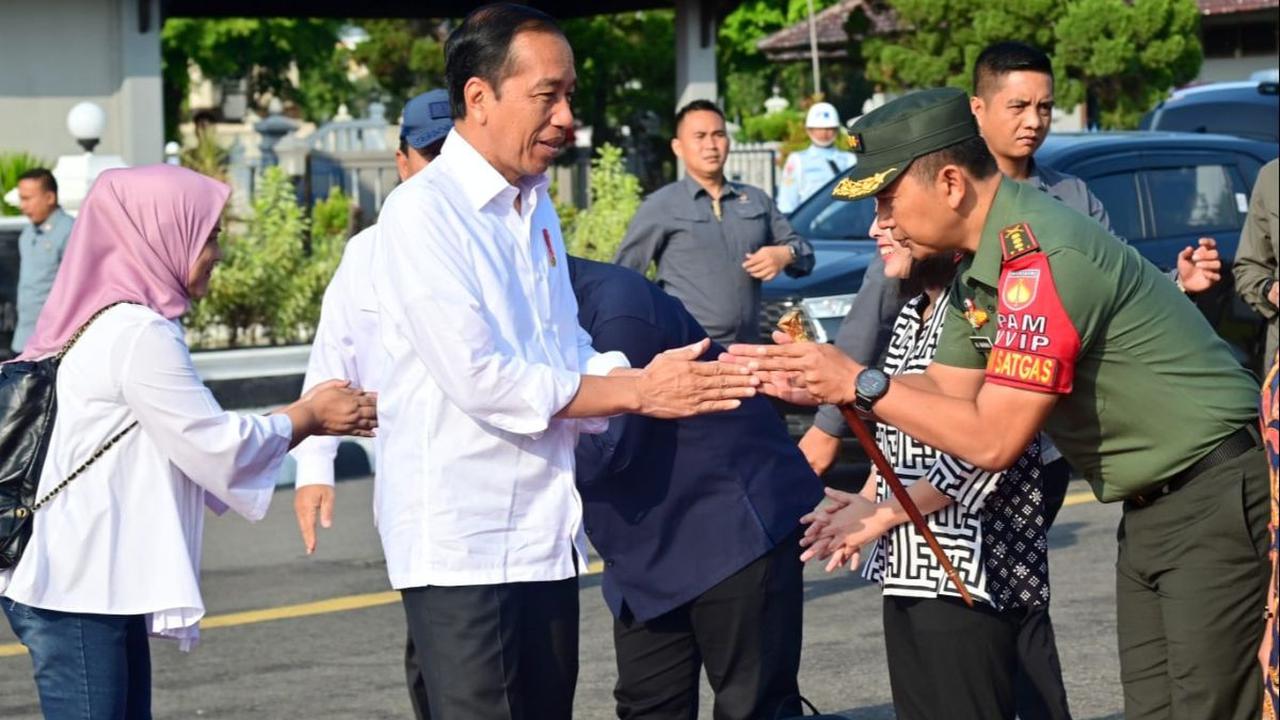 Presiden Joko Widodo (Jokowi) membawa Menteri Pertahanan Prabowo Subianto dan Menteri BUMN Erick Thohir saat kunjungan kerja ke Malang, Jawa Timur.