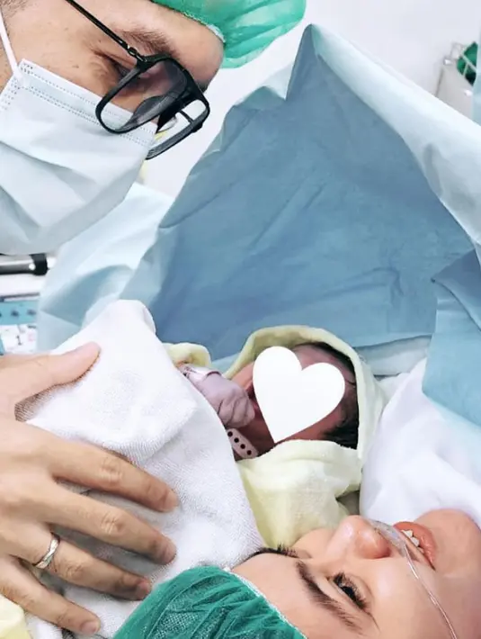 <p>Indah tampak tersenyum bahagia setelah anak pertamanya lahir dengan selamaat. Saat proses persalian, ia tampak didampingi suami tercintanya, Diaz Adritya Putra Adrian. [Instagram/indahindriana]</p>