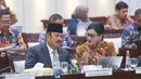 Menteri Perencanaan Pembangunan Nasional (PPN) Rachmat Pambudy berbincang dengan Ketua Dewan Komisioner Otoritas Jasa Keuangan Friderica Widyasari Dewi  saat mengikuti rapat kerja dengan Komisi XI DPR RI terkait asumsi dasar RAPBN 2027 di Kompleks Parlemen, Senayan, Jakarta, Rabu, 2 September 2026. (KLY/ Arie Basuki)