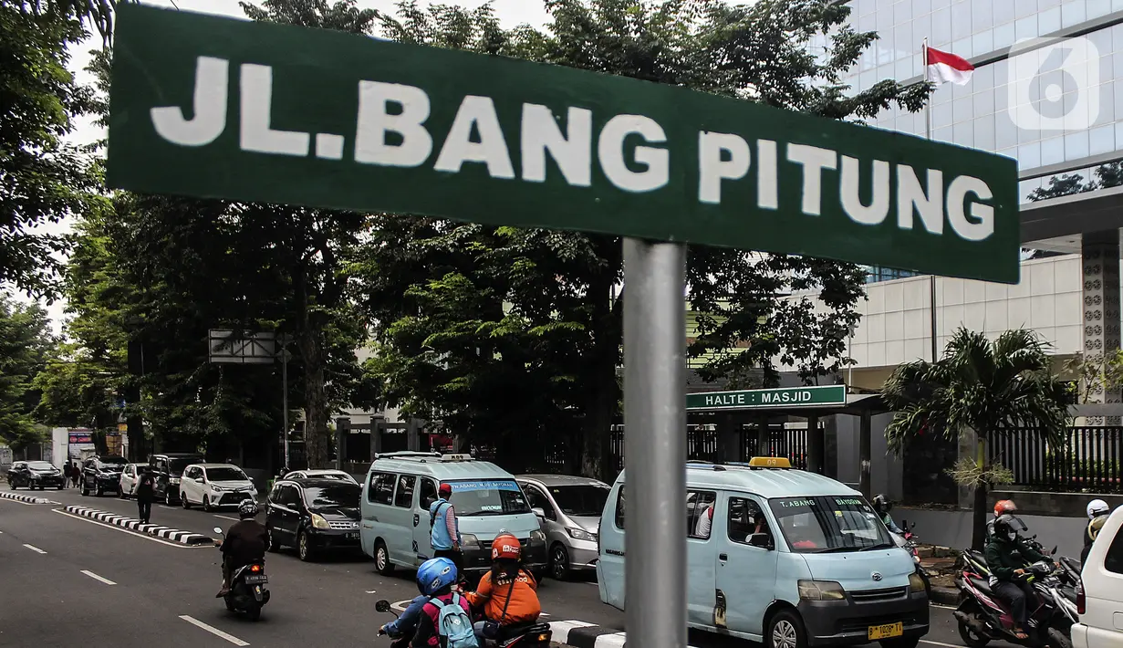 Pengendara melintas di Jalan Bang Pitung nama jalan baru yang mengganti Jalan Raya Kebayoran Lama di kawasan Rawa Belong, Jakarta, Senin (27/6/2022). Gubernur DKI Jakarta Anies Baswedan baru saja mengganti 22 nama jalan di Jakarta, salah satunya Jalan Raya Kebayoran Lama. (Liputan6.com/Johan Tallo)