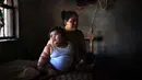 Ekspresi Luis Gonzales saat bersama ibunya, Isabel Pantoja di rumah mereka di Tecoman, negara bagian Colima, Meksiko (8/11). Luis Gonzales adalah bayi penderita obesitas yang memiliki berat badan 28 Kg. (AFP Photo/Pedro Pardo)