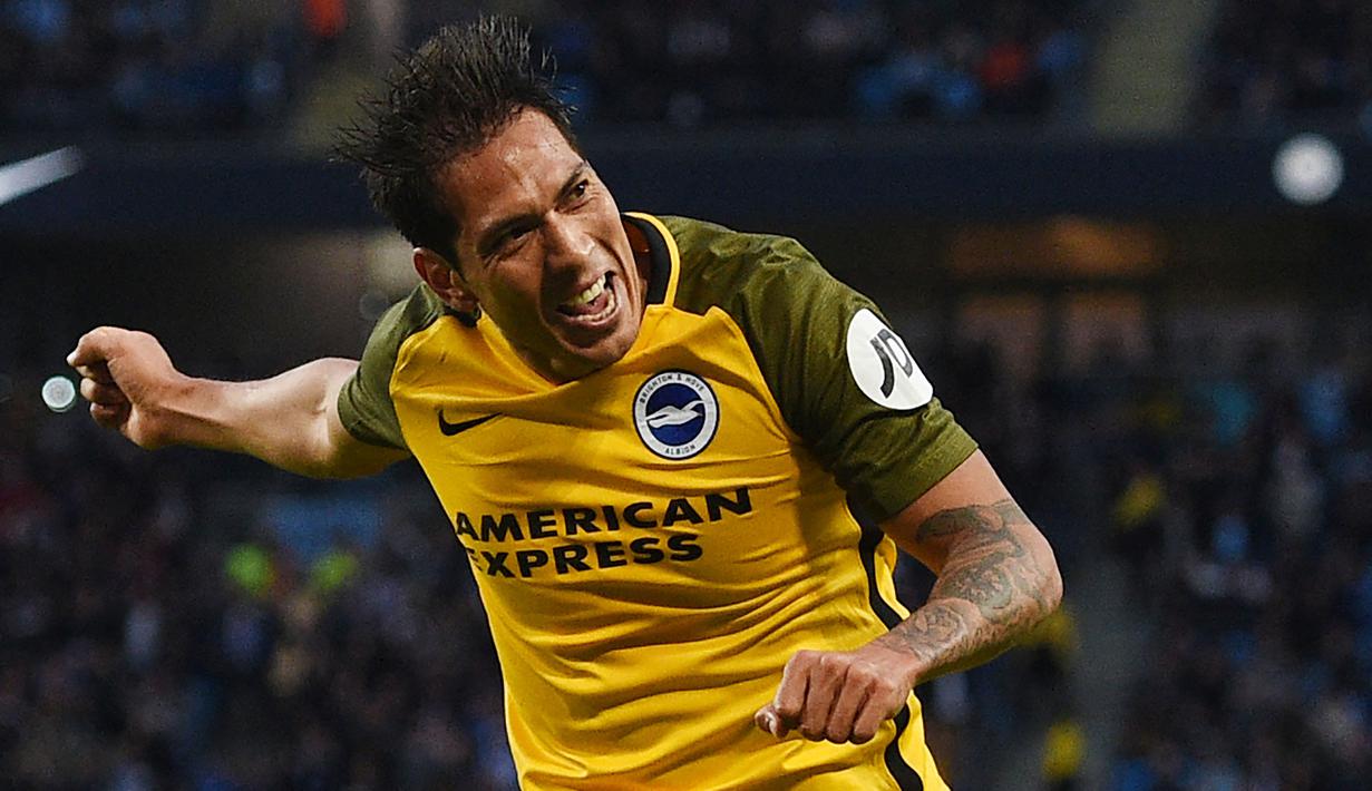 Leonardo Ulloa yang telah pensiun pada Juli 2021 bersama Rayo Vallecano tercatat pernah membela Brighton and Hove Albion dalam dua periode. Pada periode pertama ia membela The Seagulls selama satu setengah musim mulai tengah musim 2012/2013 hingga akhir musim 2013/2014 saat Brighton masih bermain di Championship. Sementara pada periode kedua, Leonardo Ulloa hanya setengah musim menghuni Amex Stadium pada paruh musim 2017/2018 di Premier League dengan tampil dalam 10 laga dengan torehan 1 gol. (AFP/Oli Scarff)