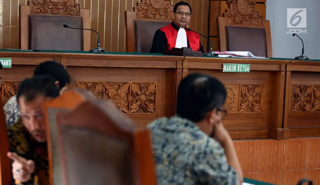 Hakim Kusno memimpin sidang lanjutan praperadilan Setya Novanto atas status tersangkanya dalam kasus korupsi E-KTP di PN Jakarta Selatan, Senin (11/12). Agenda sidang adalah mendengarkan keterangan saksi dari pihak Setya Novanto (Liputan6.com/Johan Tallo)
