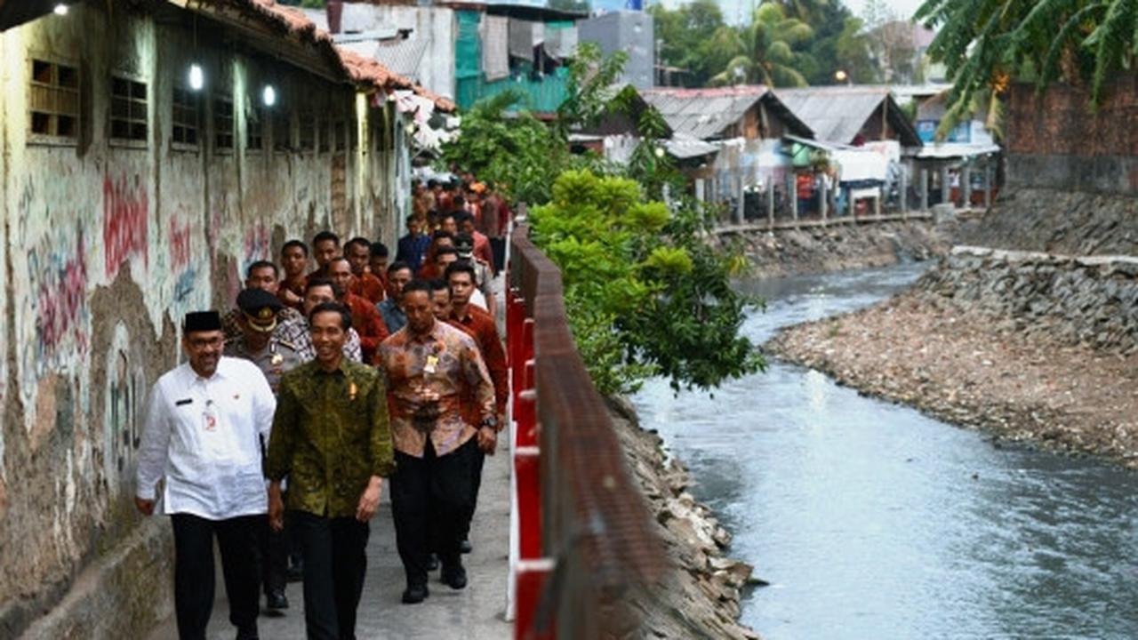 Presiden Jokowi bagi-bagi sembako di Menteng Dalam
