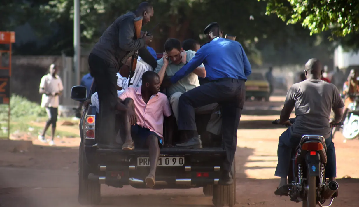 Petugas mengevakuasi sandera yang berhasil diselamatkan dari Hotel Radisson Blu di Bamako, Mali, Jumat (20/11). Kelompok militan Islam menyerbu hotel mewah tersebut dan  menyandera lebih dari 100 orang tamu serta staf hotel. (AFP PHOTO/Habibou Kouyate)