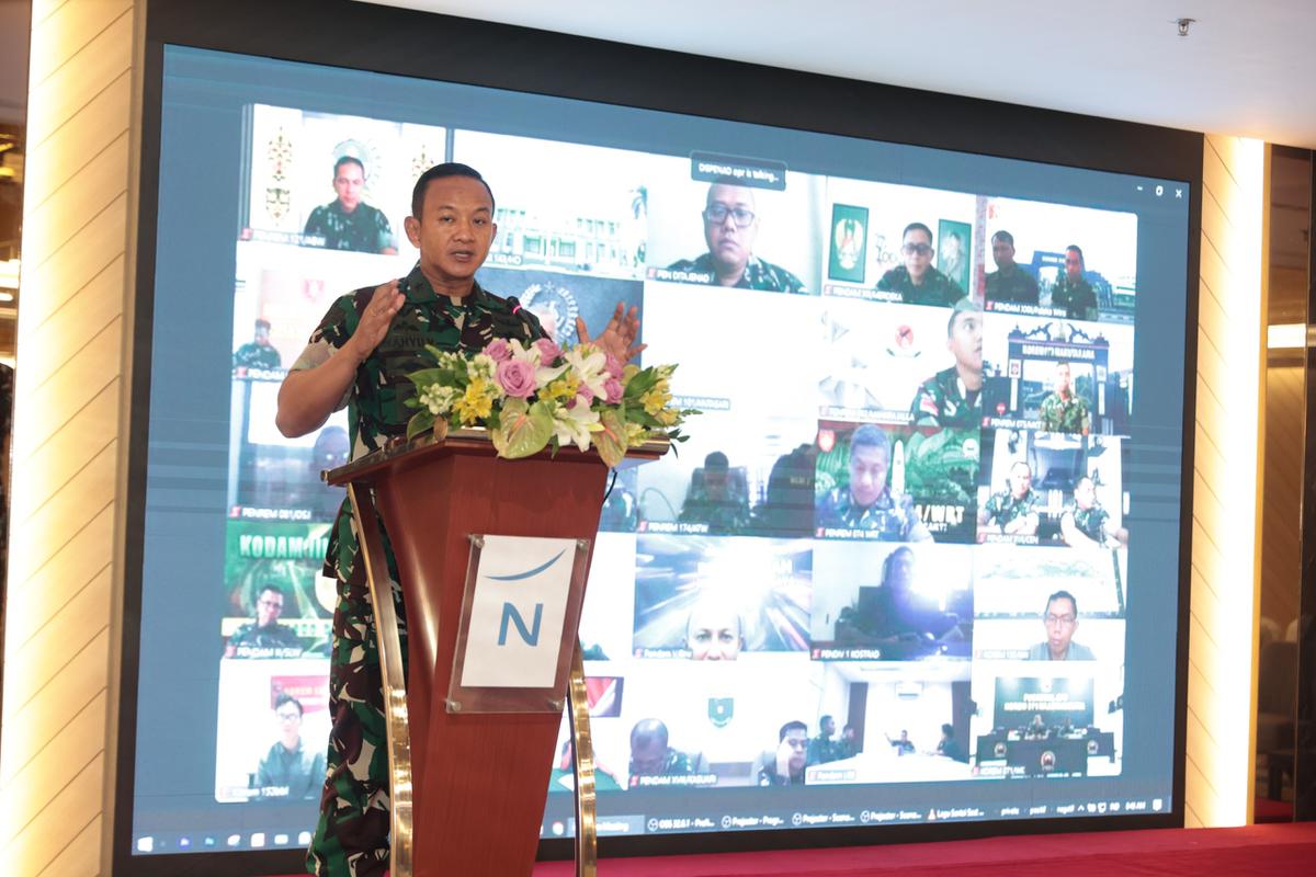 Kadispenad Brigjen TNI Wahyu Yudhayana saat membuka pelatihan jurnalistik bagi para personel penerangan TNI AD di Hotel Novotel Mangga Dua, Jakarta, Kamis (9/10/2025)