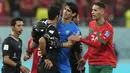 Rasa tidak puas sempat ditunjukkan oleh dua pemain Maroko, Yassine Bounou dan Badr Benoun terhadap wasit yang memimpin pertandingan, Abdulrahman Al Jassim di akhir laga. Beberapa keputusannya dianggap merugikan Timnas Maroko. (AP Photo/Frank Augstein)