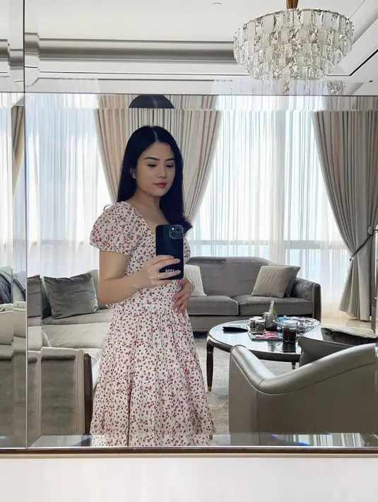 Valencia Tanoesoedibjo melakukan mirror selfie memamerkan baby bumpnya. Ia tampil manis dengan mengenakan dress putih cantik bermotif polka merah. [Foto: Instagram/valenciatanoe]