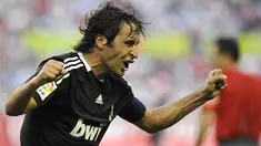 Real Madrid's Raul Gonzalez celebrates after scoring his second goal against Sevilla during their Spanish league football match at Sanchez Pizjuan stadium in Sevilla, on April, 26, 2009. AFP PHOTO / CRISTINA QUICLER 