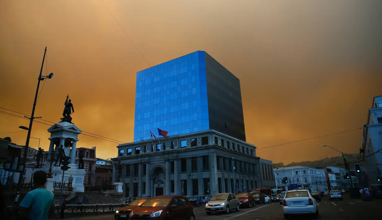 Kabut tebal menyelimuti pusat kota akibat kebakaran melanda Valparaiso yang berada di pesisir Chile, Senin (2/1). Pihak berwenang mengatakan angin kencang dan suhu tinggi kemungkinan besar menjadi penyebaran kebakaran. (REUTERS/Rodrigo Garrido)