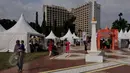 Sejumlah warga menghabiskan waktu libur Waisak dengan mengunjungi Pekan Raya Jakarta (PRJ) yang diselenggarakan di Parkir Timur Senayan, Jakarta, Selasa (2/6/2015). PRJ Senayan dibuka dari 30 Mei-5 Juni mendatang. (Liputan6.com/Johan Tallo) 