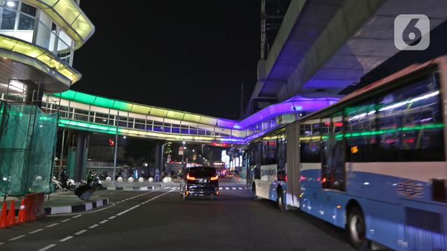 FOTO: Cahaya Warna-warni Hiasi Halte Transjakarta CSW