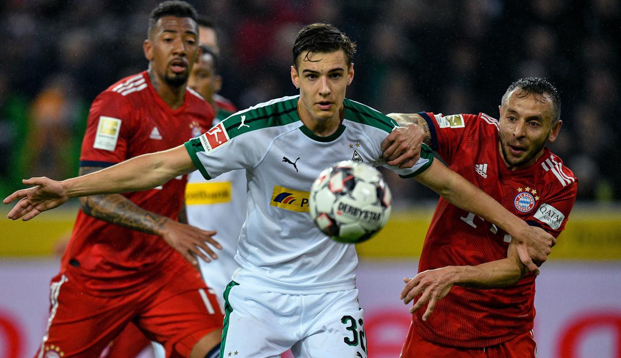 Gelandang Borussia Monchengladbach, Florian Neuhaus banyak dikaitkan dengan Liverpool pada musim panas lalu. Ia merupakan seorang gelandang yang berbakat secara teknis dengan visi yang hebat. Musim ini, Neuhaus telah membuat 23 penampilan dengan mencetak 4 gol dan 2 assist. (AFP/Sascha Schuerman)