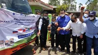 Gubernur Jawa Barat Ridwan Kamil bersama Rektor IPB Arif Satria di sela-sela pelepasan ekspor kopi Garut. (Liputan6.com/Jayadi Supriadin)