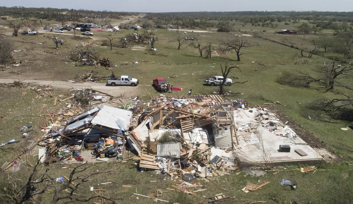 Sebuah rumah rusak setelah tornado melanda di FM 2843 dan Cedar Valley Road dekat Salado, Texas (13/4/2022). Sebagai bagian dari sistem badai memperkirakan akan menghasilkan lebih banyak angin puting beliung dan angin merusak pada Rabu (13/4). (Jay Janner/Austin American-Statesman via AP)