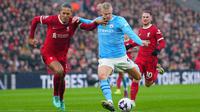 Pemain Liverpool, Virgil van Dijk (kiri) mencoba menghentikan pemain Manchester City Erling Haaland selama pertandingan sepak bola Liga Premier Inggris di Stadion Anfield, Liverpool, Inggris, Minggu, 10 Maret 2024. (AP Photo/Jon Super)