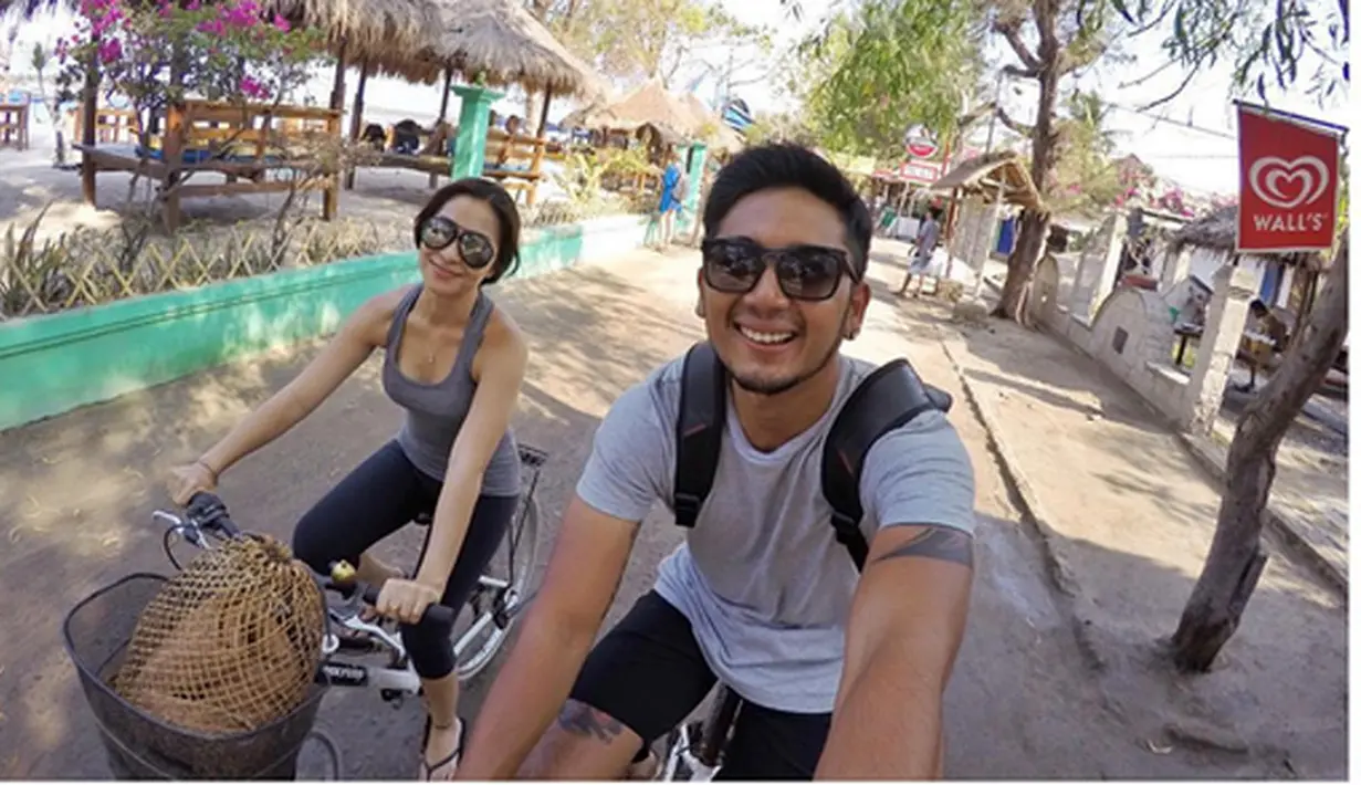 "Maksudnya bukan kenal karena anak kita pacaran sama Tutde, bukan. Dari dulu juga tante udah kenal sama yang punya Bebek Tepi Sawah," ujar Yora. (Instagram/@tutde)