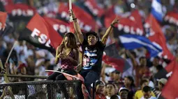 Pendukung Presiden Nikaragua Daniel Ortega merayakan Revolusi Sandinista ke-36 di Managua, Minggu, (19/7/2015). Sandinista merupakan Front Pembebasan Nasional Nikaragua yang didirikan atas prinsip-prinsip sosialisme pada 1961 lalu. (REUTERS/Oswaldo Rivas)