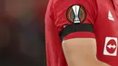 Pita hitam terikat di lengan-lengan pemain tim Liga Inggris seperti yang digunakan oleh salah satu penggawa Manchester United, Harry Maguire saat bertanding melawan Real Sociedad di Liga Europa pada Kamis (8/9/2022) waktu setempat. (AP/Dave Thompson)