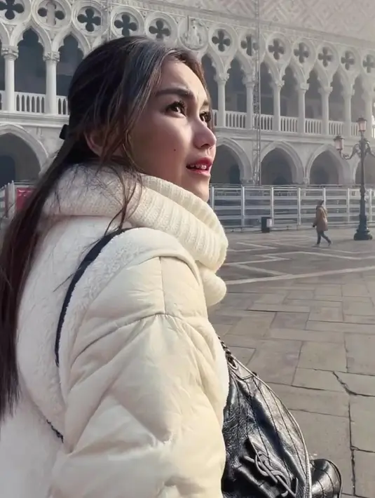 Mereka menyebut vibes sang pedangdut bak perempuan Korea [instagram/ayutingting92]