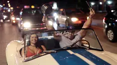 Warga Kuba berada di mobil bersorak saat turun ke jalan merayakan wafatnya Fidel Castro di Miami, AS (26/11). Wafatnya pemimpin revolusi komunis Kuba tidak ditanggapi dengan kesedihan oleh warga Kuba yang menetap di Miami. (REUTERS/Javier Galeano)