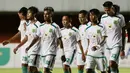 Para pemain Persebaya Surabaya tampak lesu usai ditaklukkan Persib Bandung 2-3 dalam laga perempatfinal Piala Menpora 2021 di Stadion Maguwoharjo, Sleman, Minggu (11/4/2021). (Bola.com/M Iqbal Ichsan)