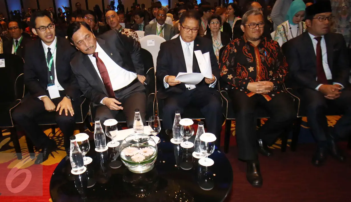 Menko Kemaritiman Luhut Pandjaitan bersama Menkominfo Rudiantara menghadiri Konferensi Internasional dan Pertemuan Tahunan ke-5 OIC IBRAF di Bandung, Rabu (22/2). Acara itu dihadiri 40 negara di berbagai belahan negara Islam. (Liputan6.com/Helmi Afandi)
